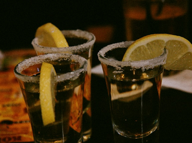 Как правильно пить текилу: с чем ее сочетать и закусывать